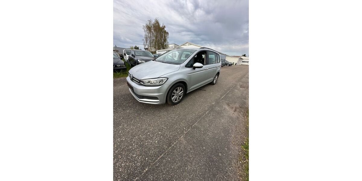 VW Touran 311.700 km 9.700 &euro; Hambrücken 76707