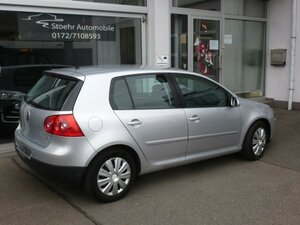 VW Golf V 1,6 TOUR AUTOMATIK 5-TÜRIG KLIMA 1.HD 108.245 km 7.985 &euro; Dossenheim 69221